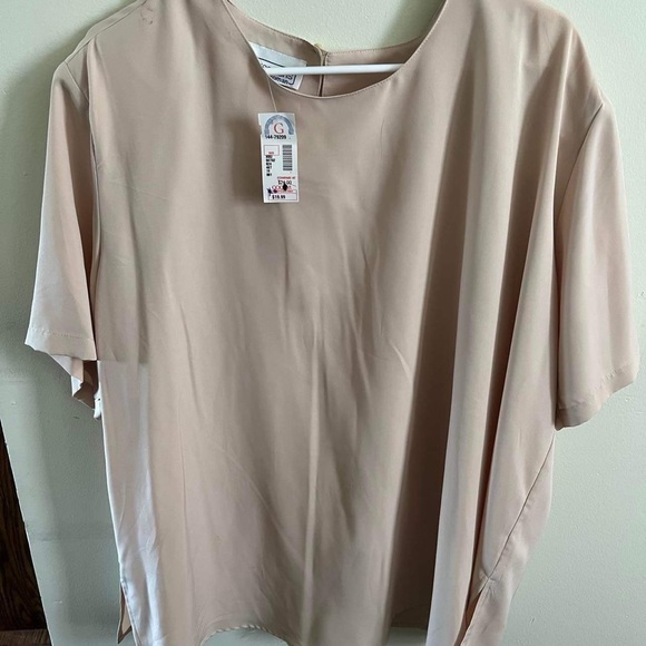 Impressions 20w NWT Cream Polyester Blend Short Sleeve Blouse with Shoulder Pads - Picture 3 of 3